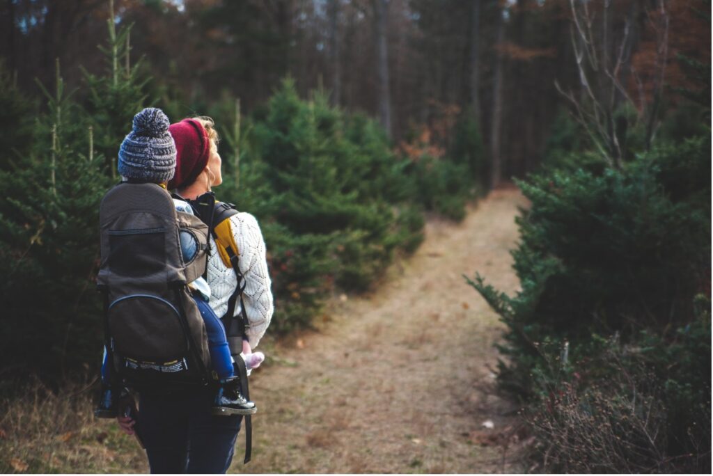 Bruna Mathys,
Mãe com criança vivendo no exterior, representando adaptação cultural e distância da família