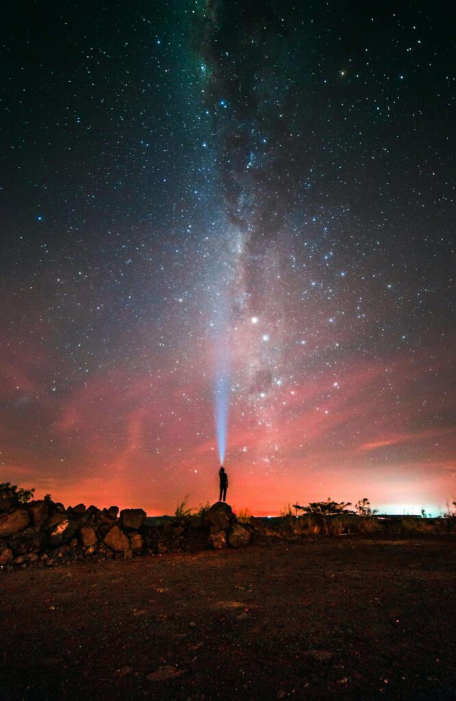 Bruna Mathys,
Imagem de uma mulher olhando para frente com expressão confiante, simbolizando força interior, potencial ilimitado e autoconfiança.