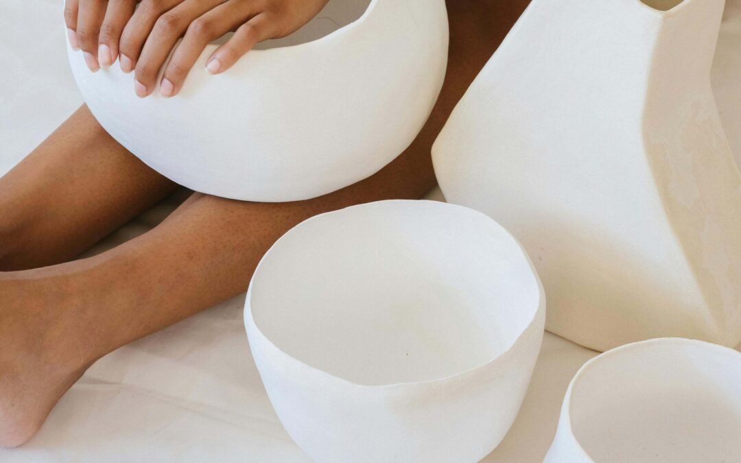 Bruna Mathys, Objetos em cerâmica feitos à mão, simbolizando talentos e o encontro entre dons pessoais e contribuição ao mundo.